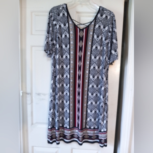 Black Geometric Design Colors - Picture 3 of 3